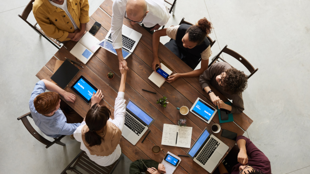 Equipe de travail autour d'une table pendant une réunion